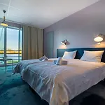 Meri Seaside & 3*